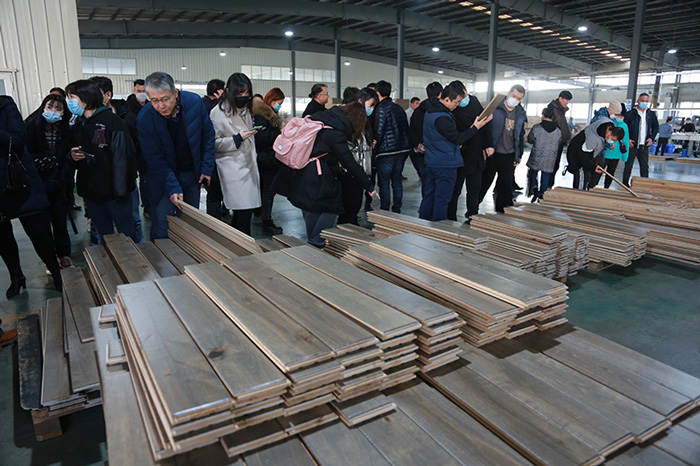 豪门国际地板生产车间